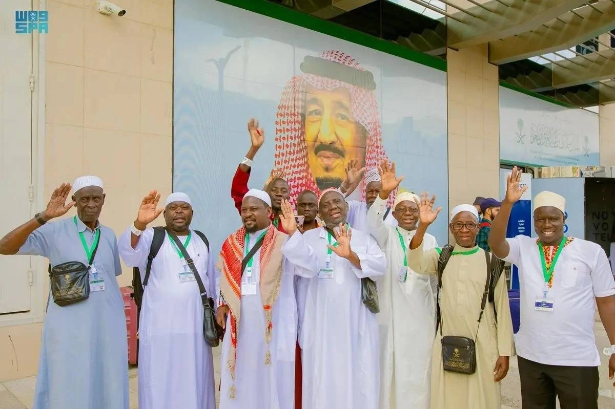 

الحجاج لدى وصولهم المدينة                                            (مكة)