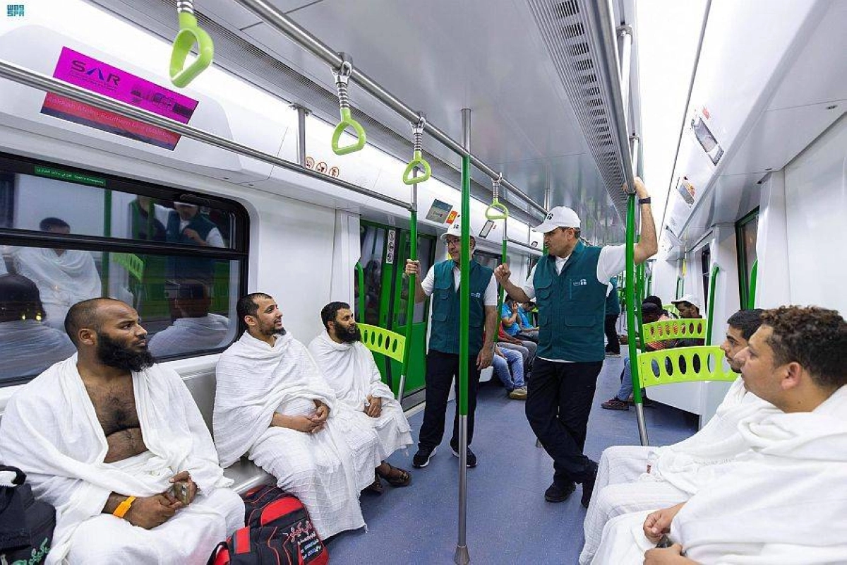 وزير النقل مع الحجاج في قطار المشاعر