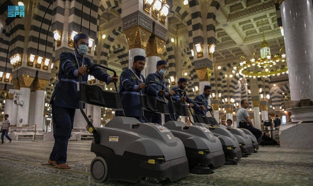 

عمال النظافة يقومون بتطهير السجاد المفروش                            (مكة)