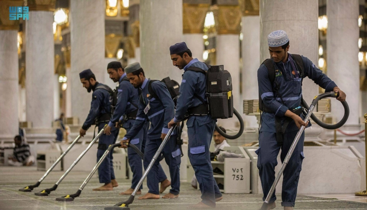 عمال النظافة يقومون بتطهير السجاد المفروش (مكة)