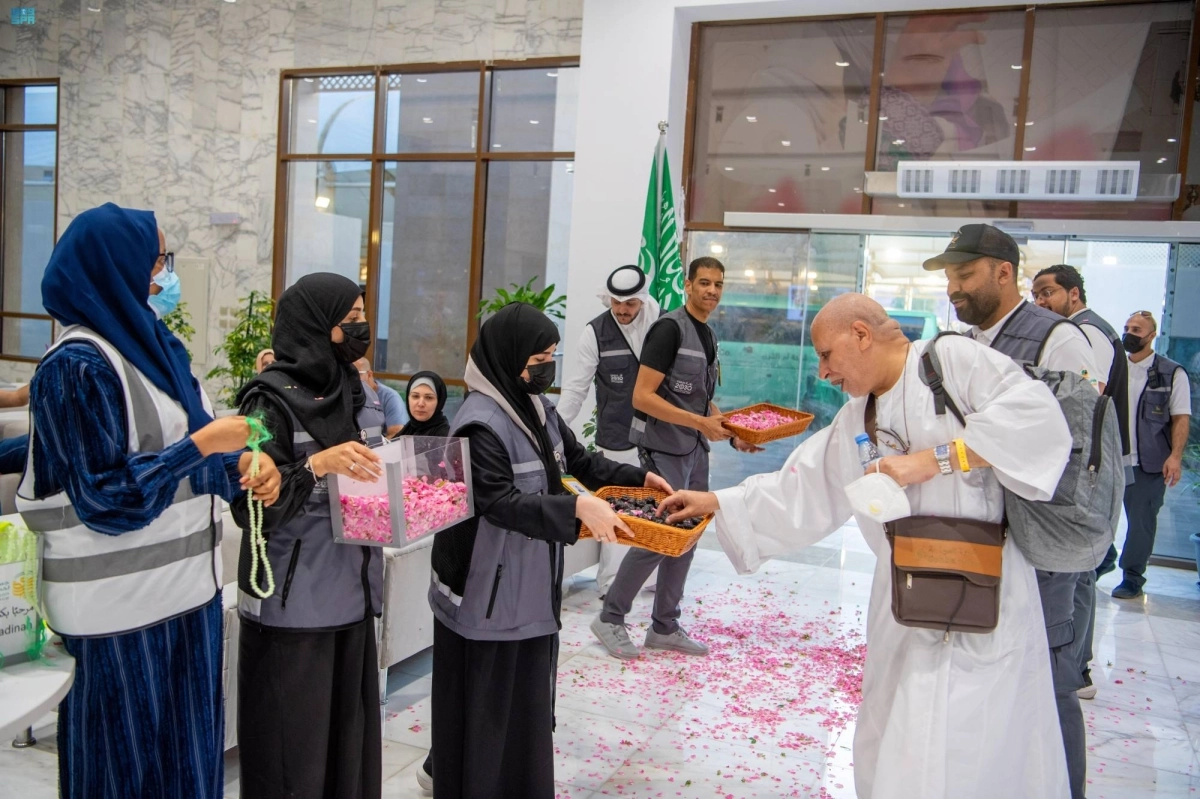 

متطوعات في استقبال زوار المدينة                                   (مكة)