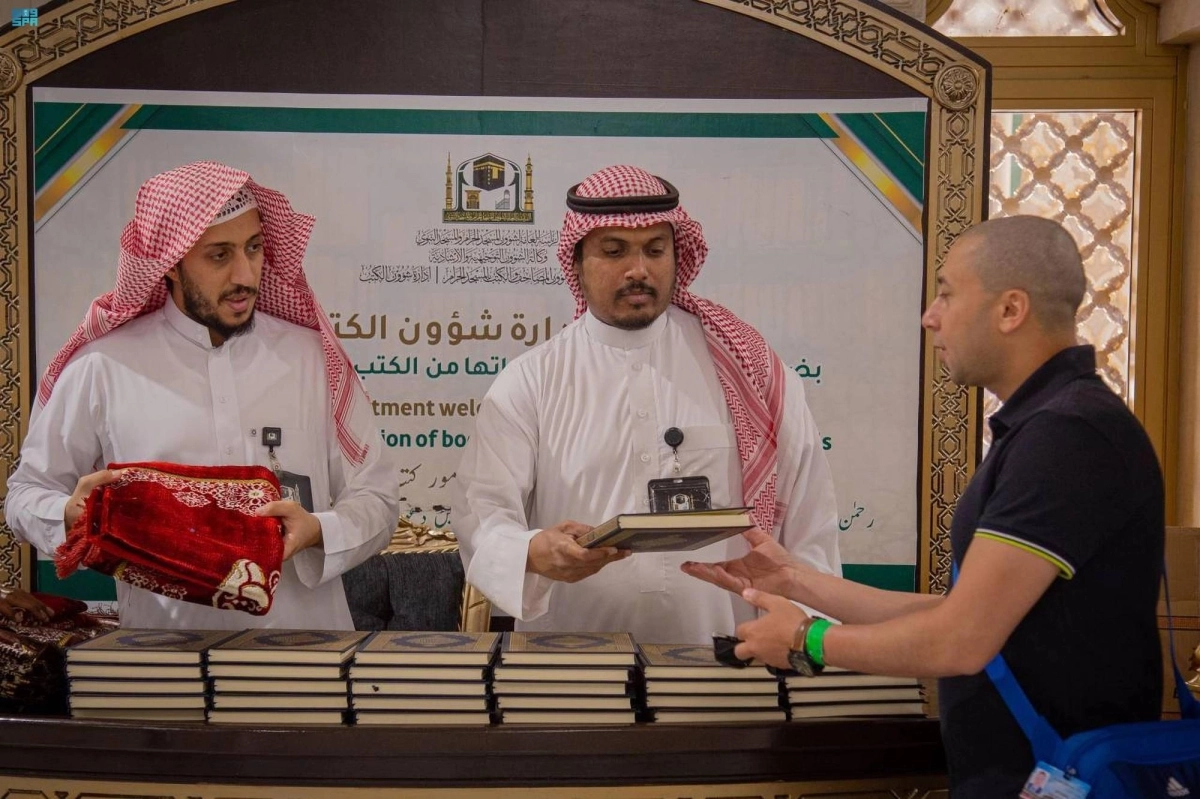 

توزيع المصاحف على الحجاج                         (مكة)