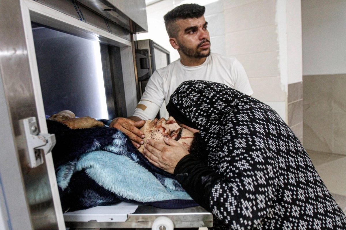 

أسرة فلسطينية تودع أحد الشهداء