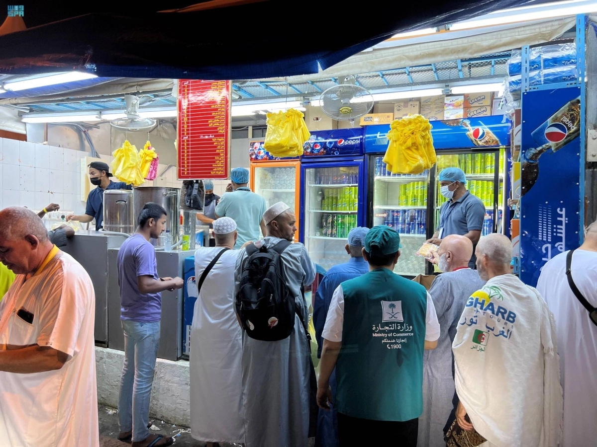 حجاج يحصلون على سلع استهلاكية