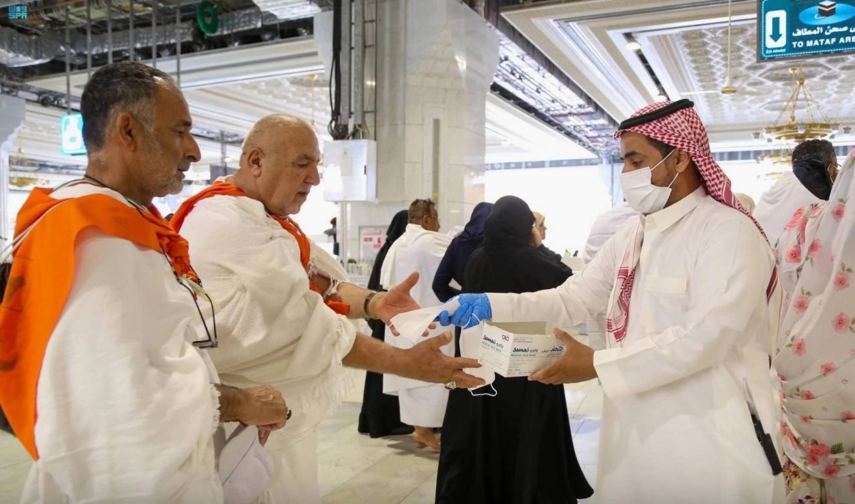 توزيع الكمامات على الحجاج (مكة)