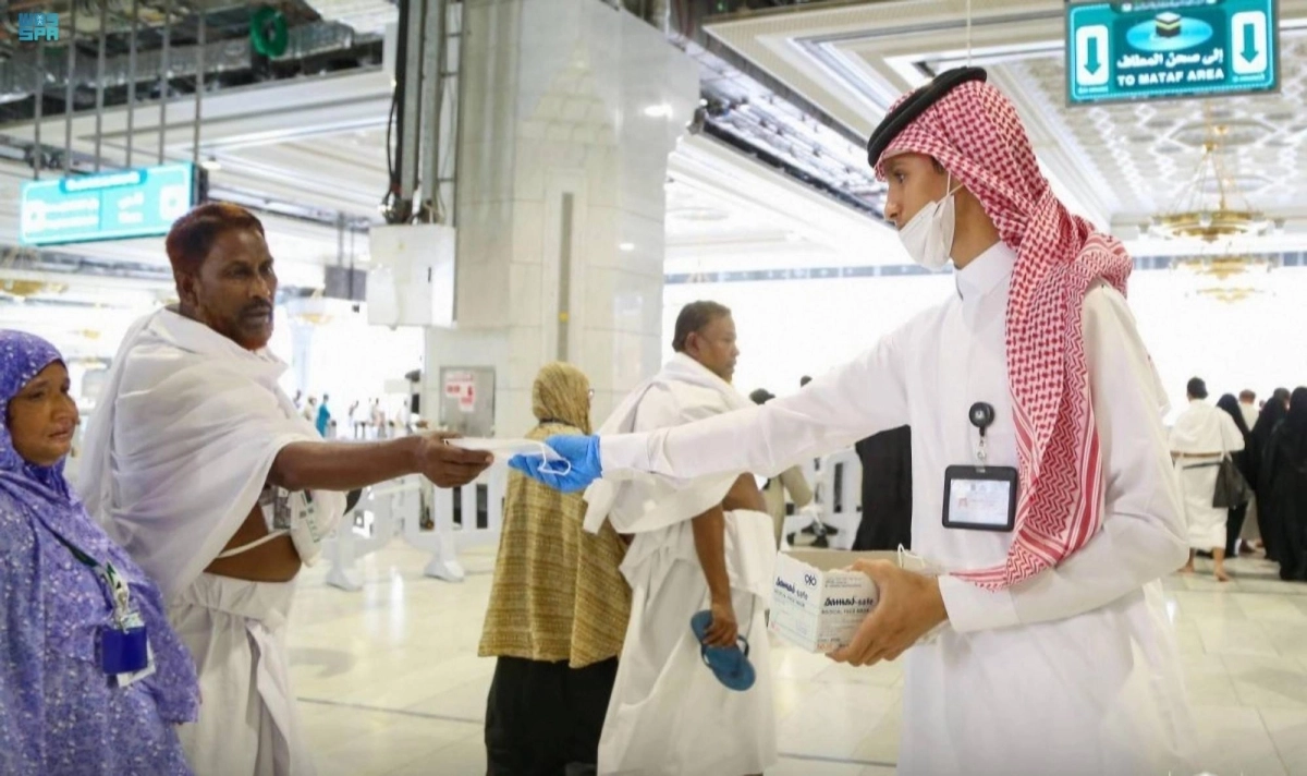 توزيع الكمامات على الحجاج (مكة)