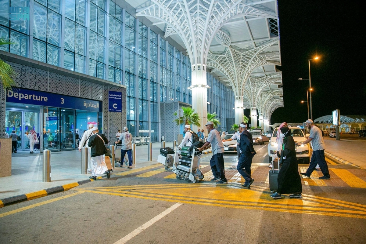  الحجاج يدخلون مطار المدينة المنورة (مكة)