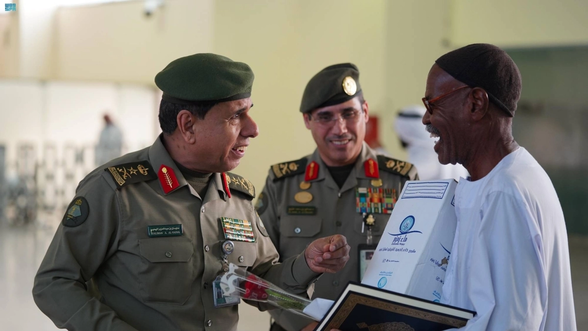 

اليحيى يتحدث مع حاج سوداني                                  (مكة)