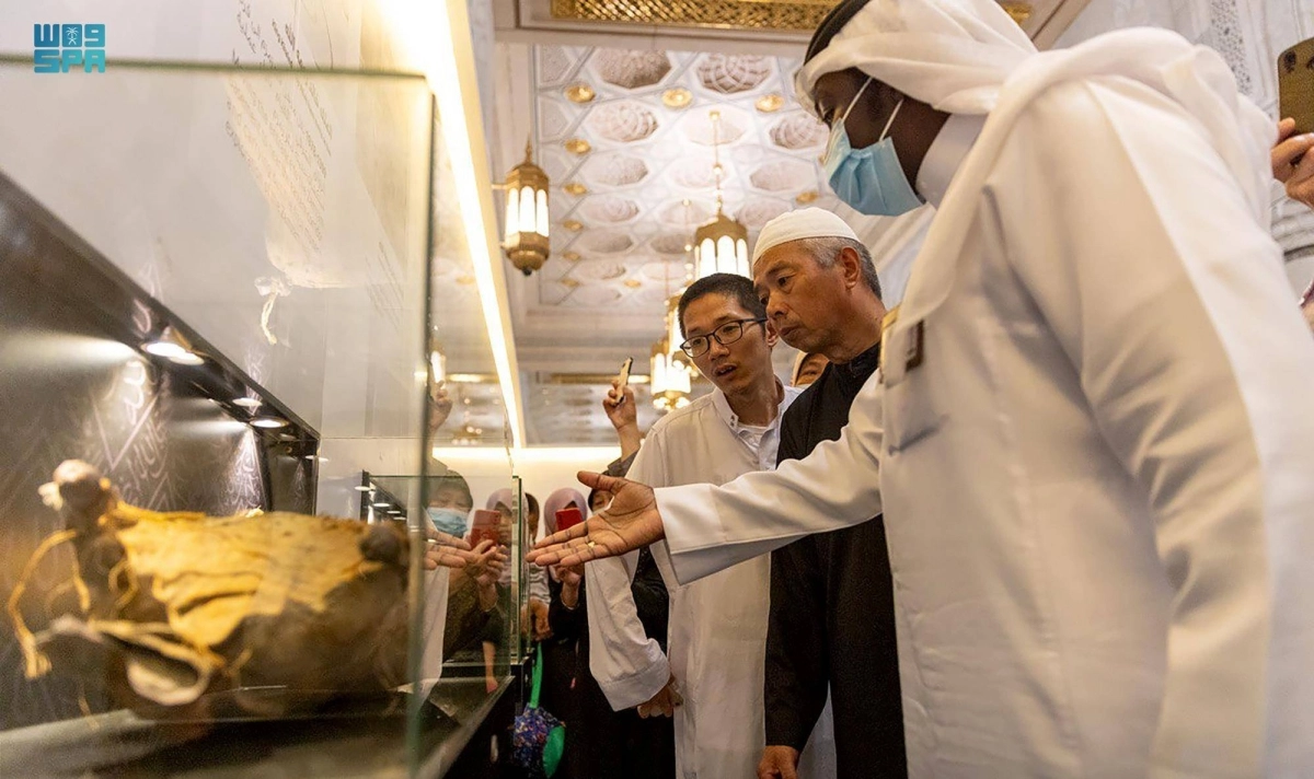 

حجاج من الصين خلال زيارتهم للمعرض        (مكة)