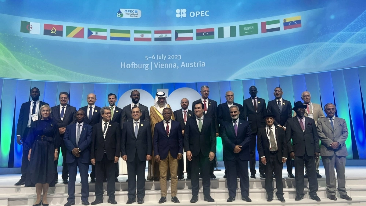 

كبار الشخصيات في لقطة جماعية خلال ندوة أوبك الدولية الثامنة