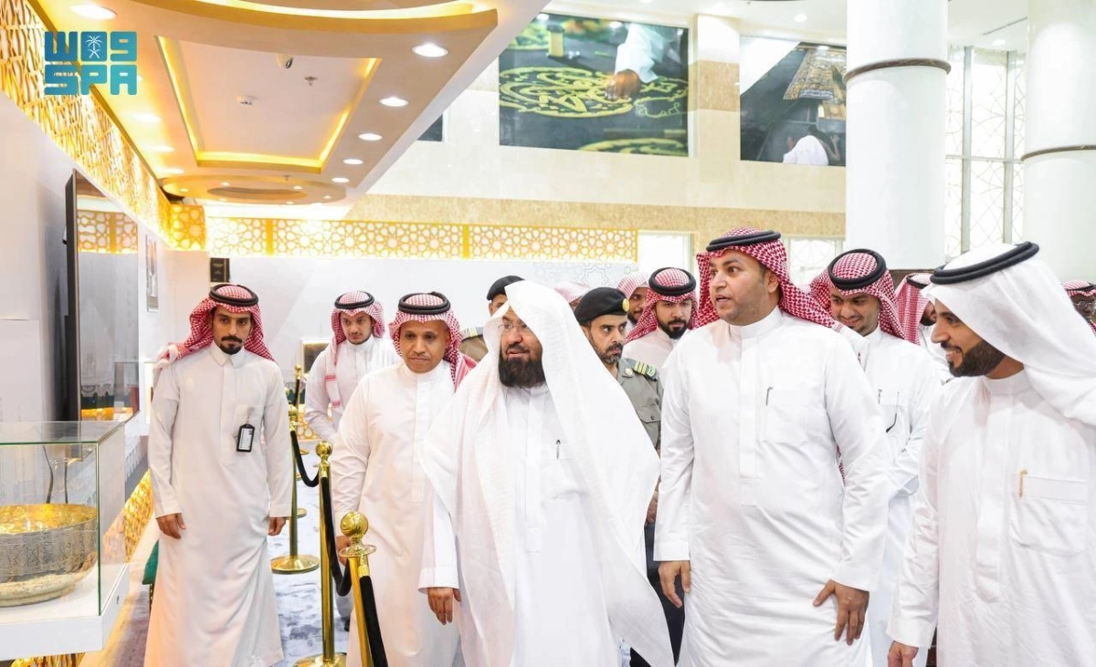 

السديس خلال تجوله في المعرض                                    (مكة)