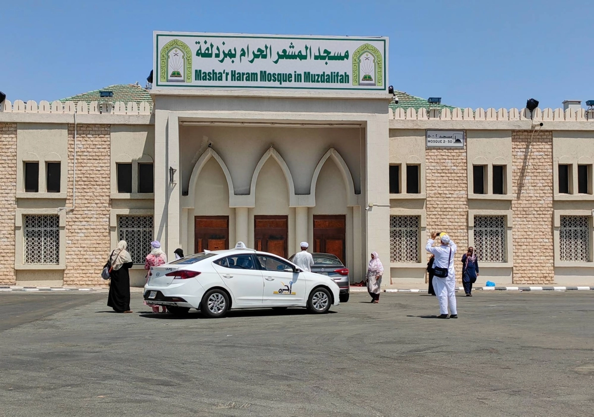 حجاج يلتقطون الصور التذكارية عند مسجد المشعر الحرام بمزدلفة، ويجرون الاتصالات المرئية لتوصيل الصورة مباشرة إلى ذويهم في بلادهم قبل مغادرتهم المملكة، بعد تأدية مناسكهم بكل يسر وسهولة. (أنس الحارثي)