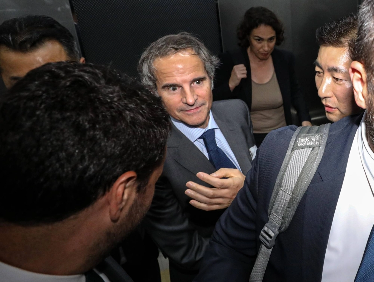 رافائيل جروسي لدى وصوله كوريا (د ب أ)