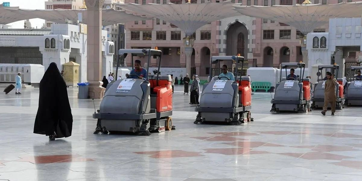 آليات نظافة تعمل بتقنيات الذكاء الاصطناعي (مكة)