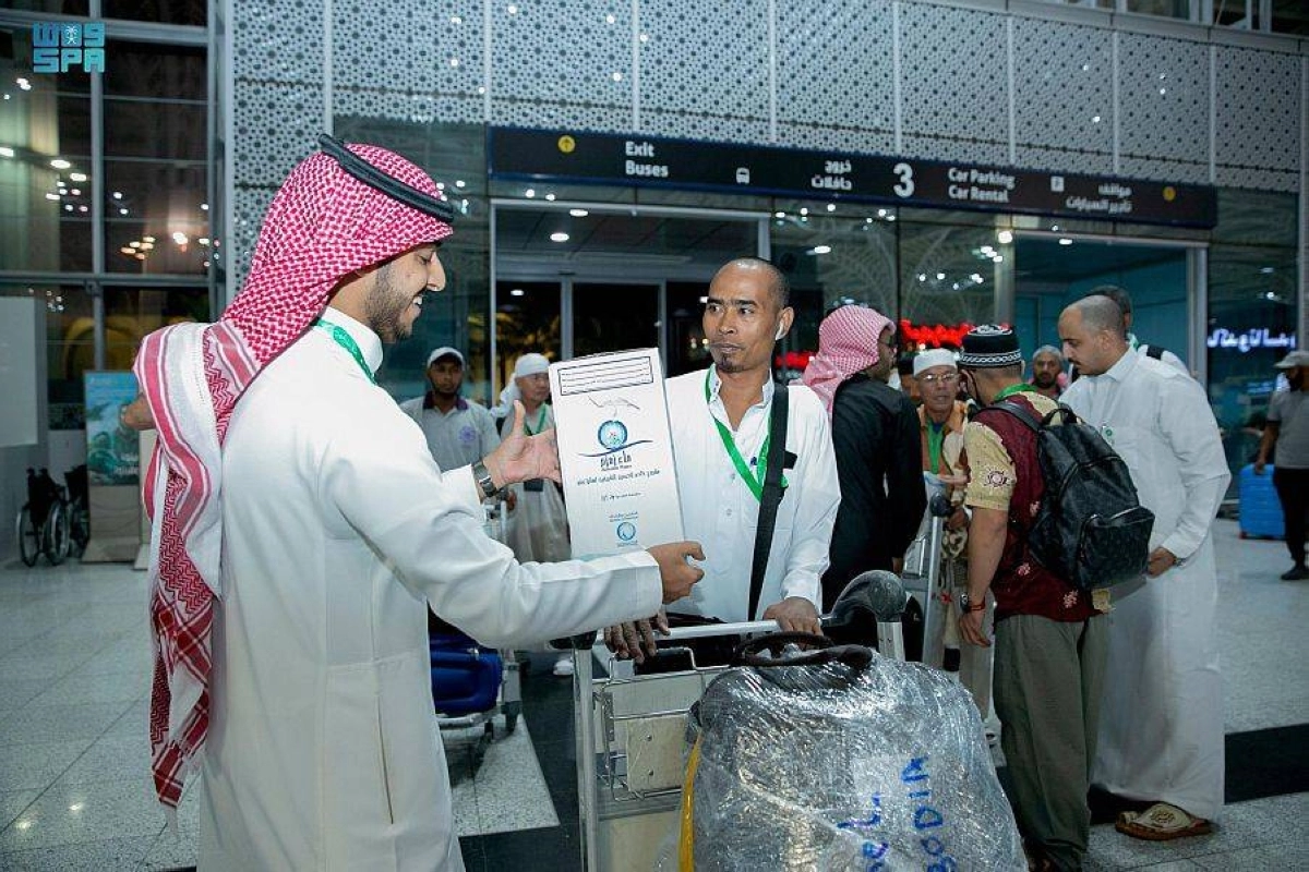 

مياه زمزم يحملها أحد الحجاج               (مكة)