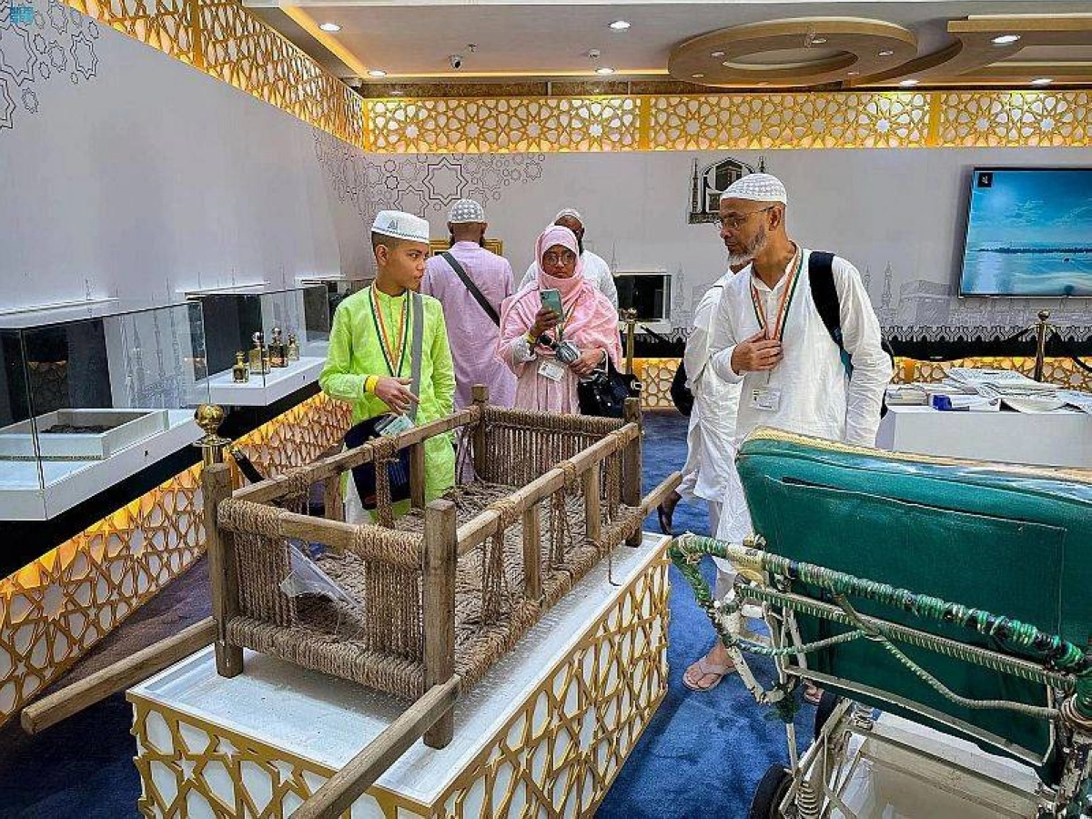 زوار المعرض الإثرائي في الحرم المكي (مكة)