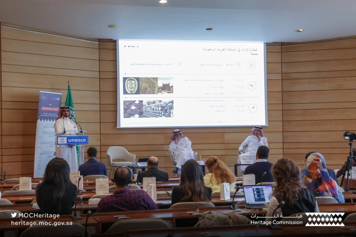 عدد من المتحدثين في الندوة