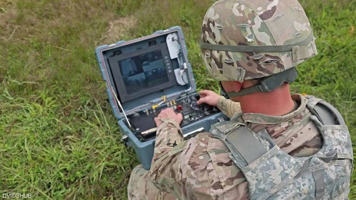 

جندي يرسل روبوتا لإبطال لغم أرضي