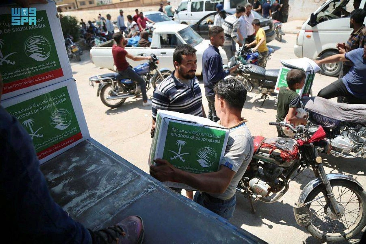 

استلام السلال الغذائية بالدراجات النارية           (واس)