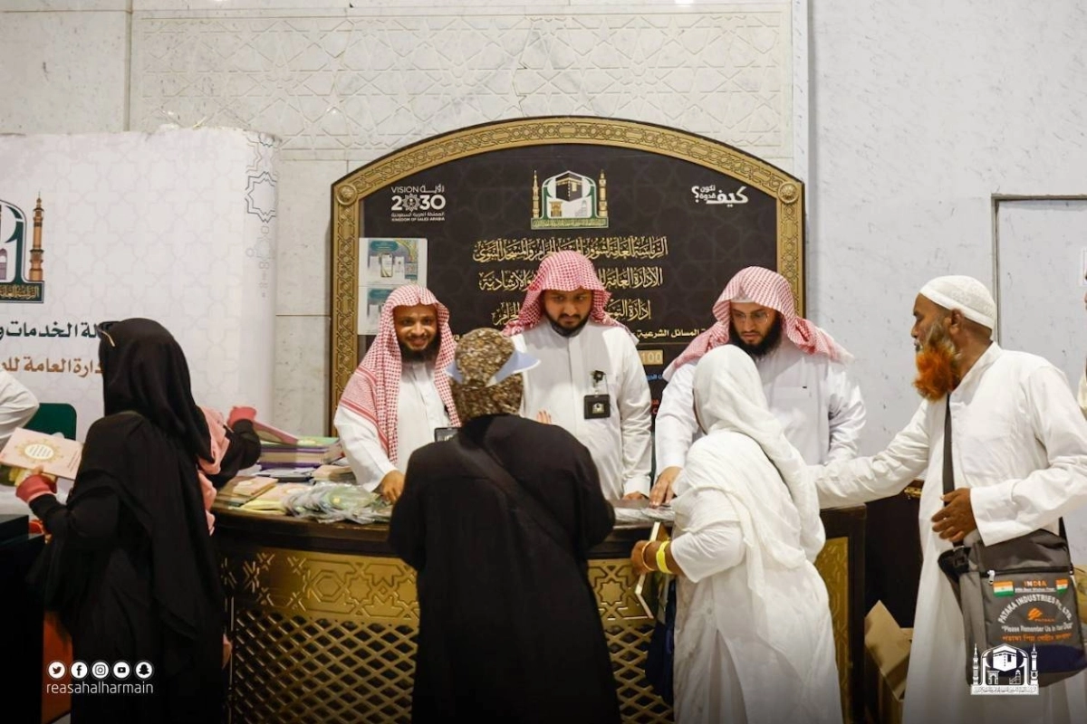 

توزيع الأقراص على زوار الحرم المكي                                                 (مكة)