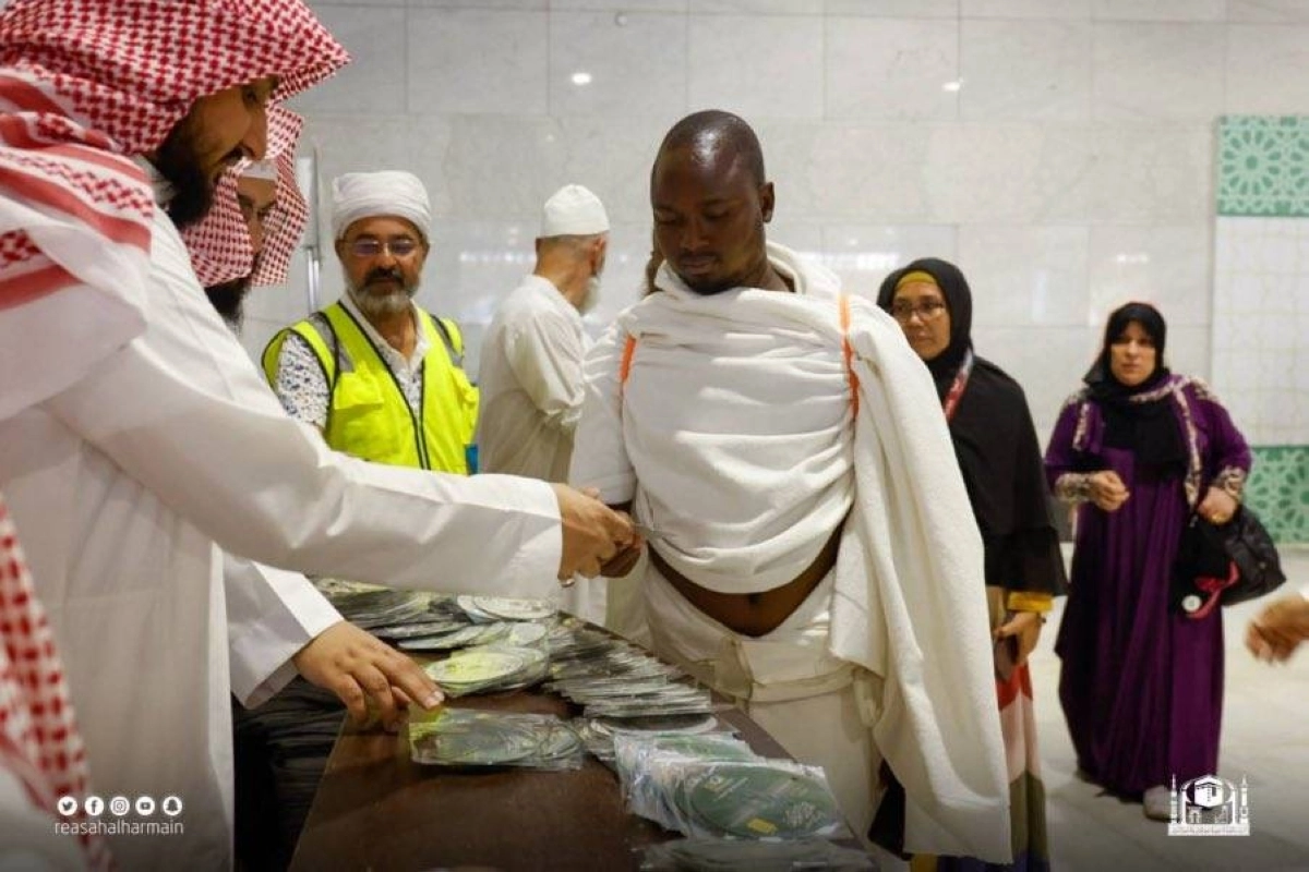حاج يحصل على قرص الكتروني (مكة)