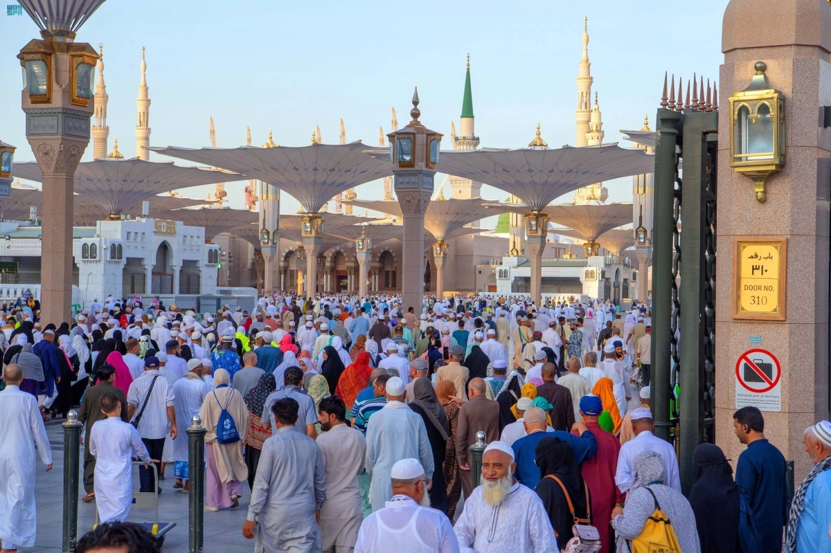 

الحجاج في ساحات المسجد النبوي            (مكة)