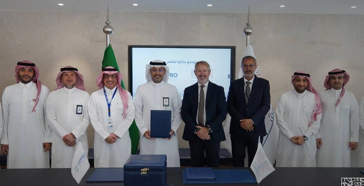 

على هامش التوقيع