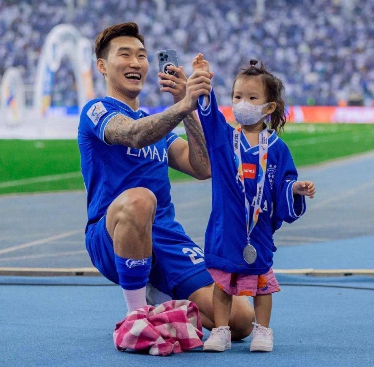 مع ابنته بعد تحقيق دوري الأبطال