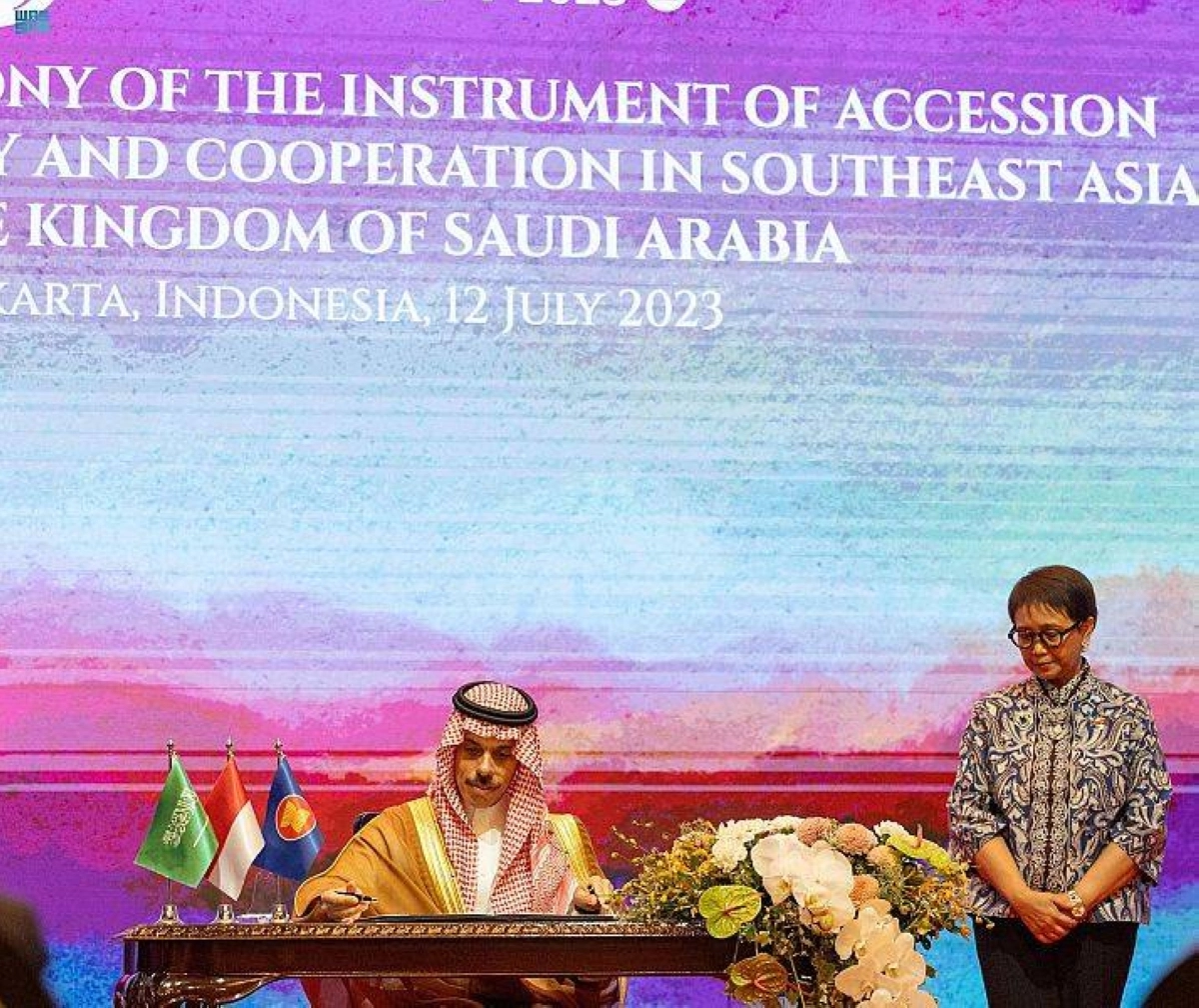 وزير الخارجية خلال توقيع المعاهدة (واس)