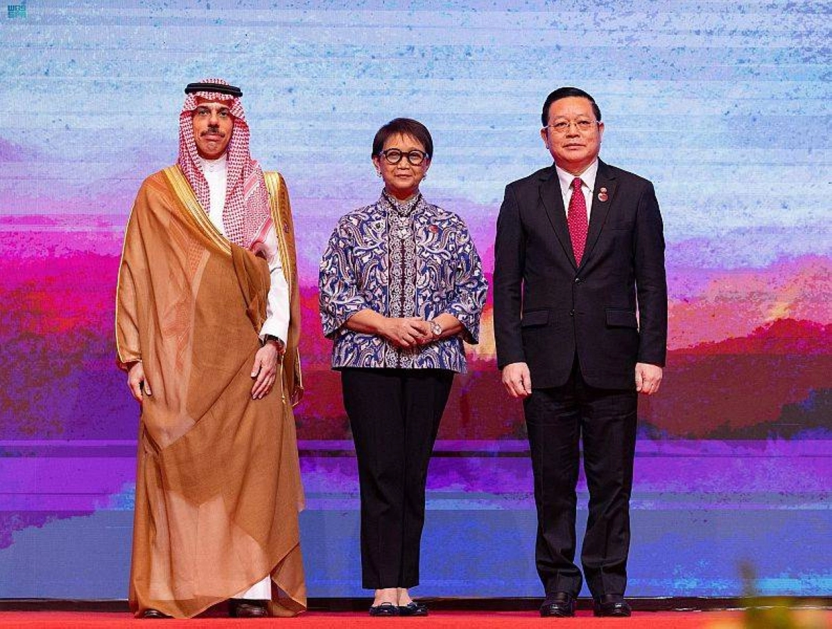 

فيصل بن فرحان مع عضوين بالمعاهدة                                        (واس)