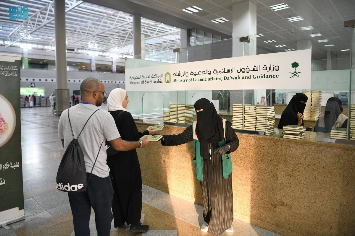 

توزيع المصاحف على الحجاج               (مكة)