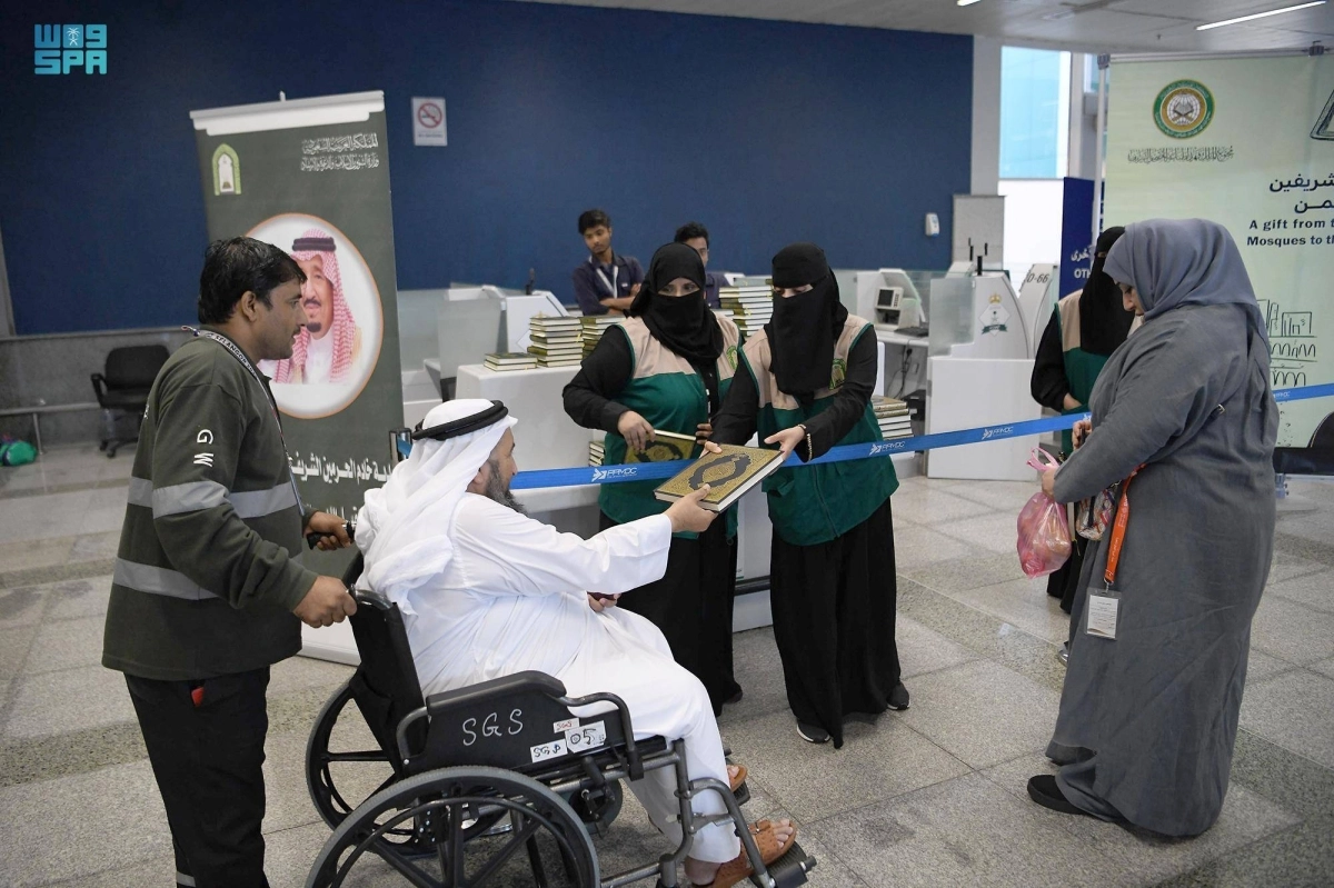 حاج يتسلم هديته قبل مغادرته (مكة)