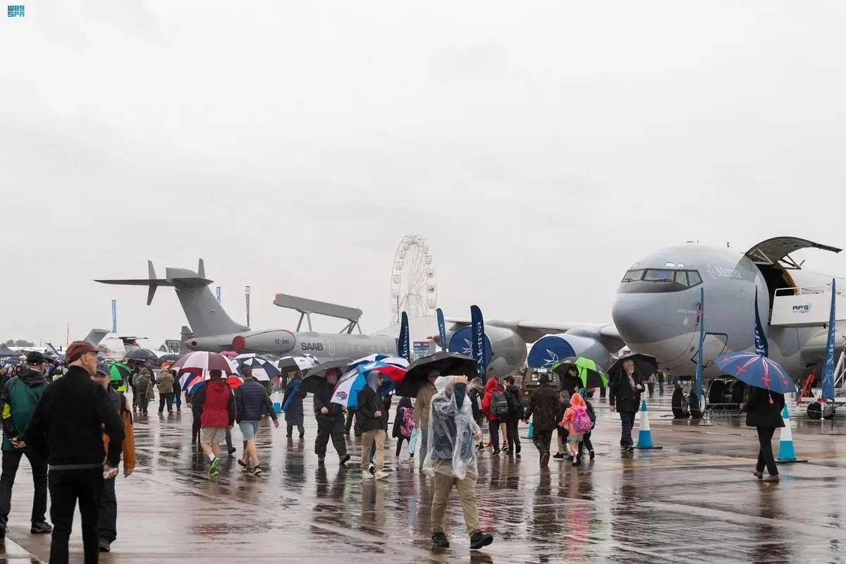 

الطائرات والزوار في المعرض                                        (مكة)