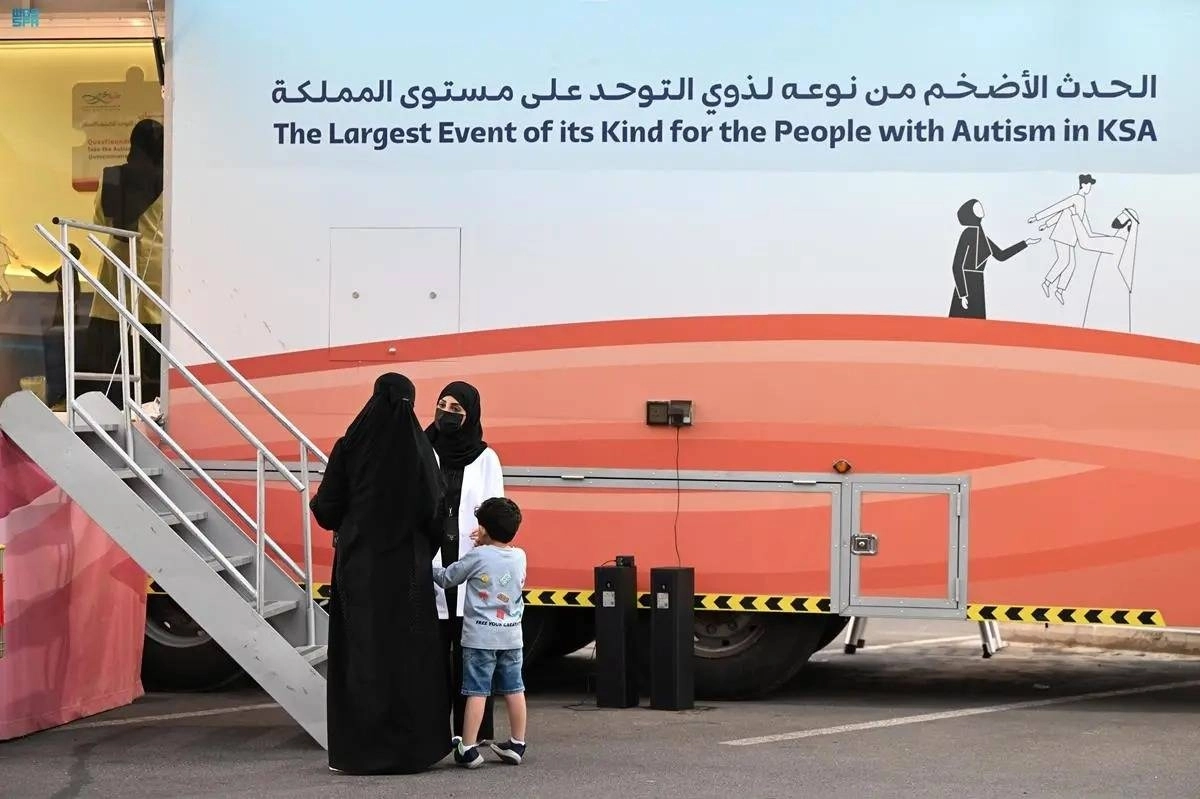 

أم تتحدث مع طبيبة في القافلة                                                      (مكة)