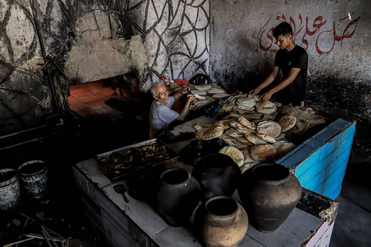 

أفران بدائية بسبب انقطاع الكهرباء في غزة                            (مكة)