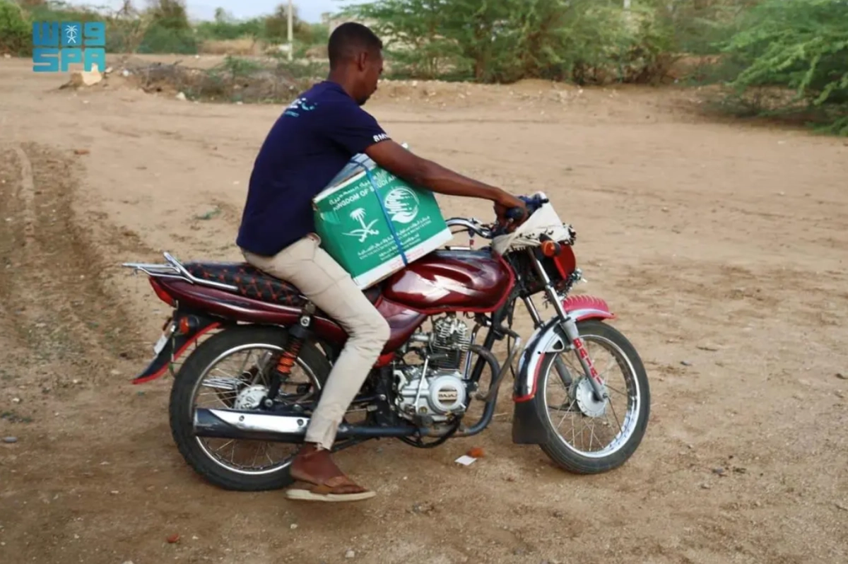 أحد الشباب يحمل سلة غذائية