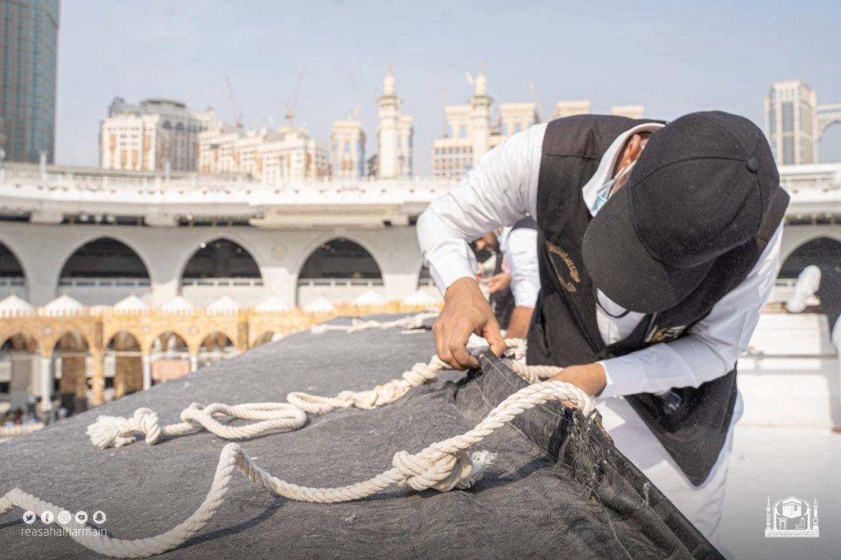 

حياكة أحد جوانب ثوب الكعبة                                    (مكة)