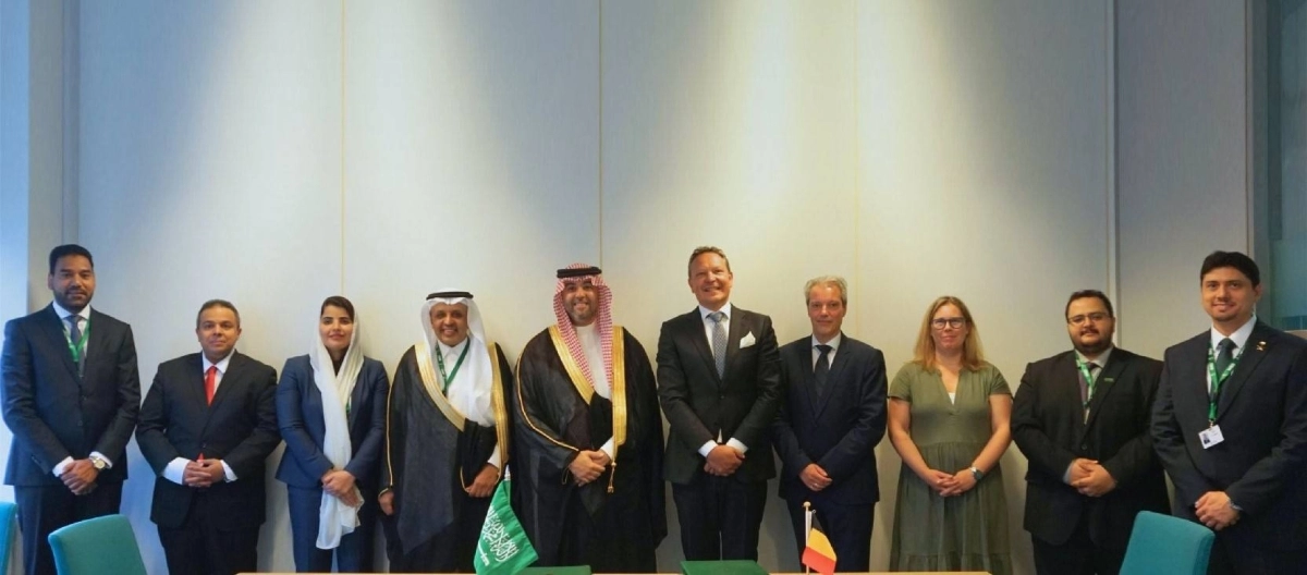 

على هامش التوقيع