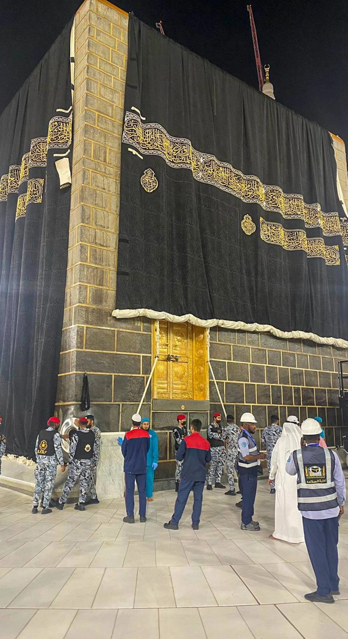 من مراسم استبدال كسوة الكعبة المشرفة  (أنس الحارثي)