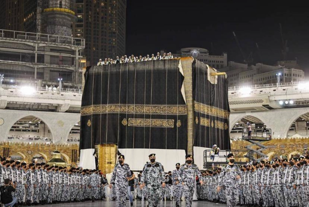 

رجال الأمن حول الكعبة أثناء ارتداء حلتها الجديدة                                      (أنس الحارثي)
