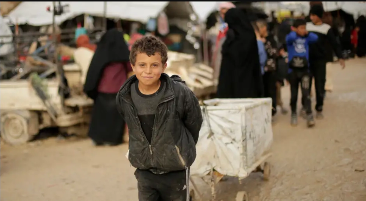 أحد الأطفال يعمل حتى يعيش