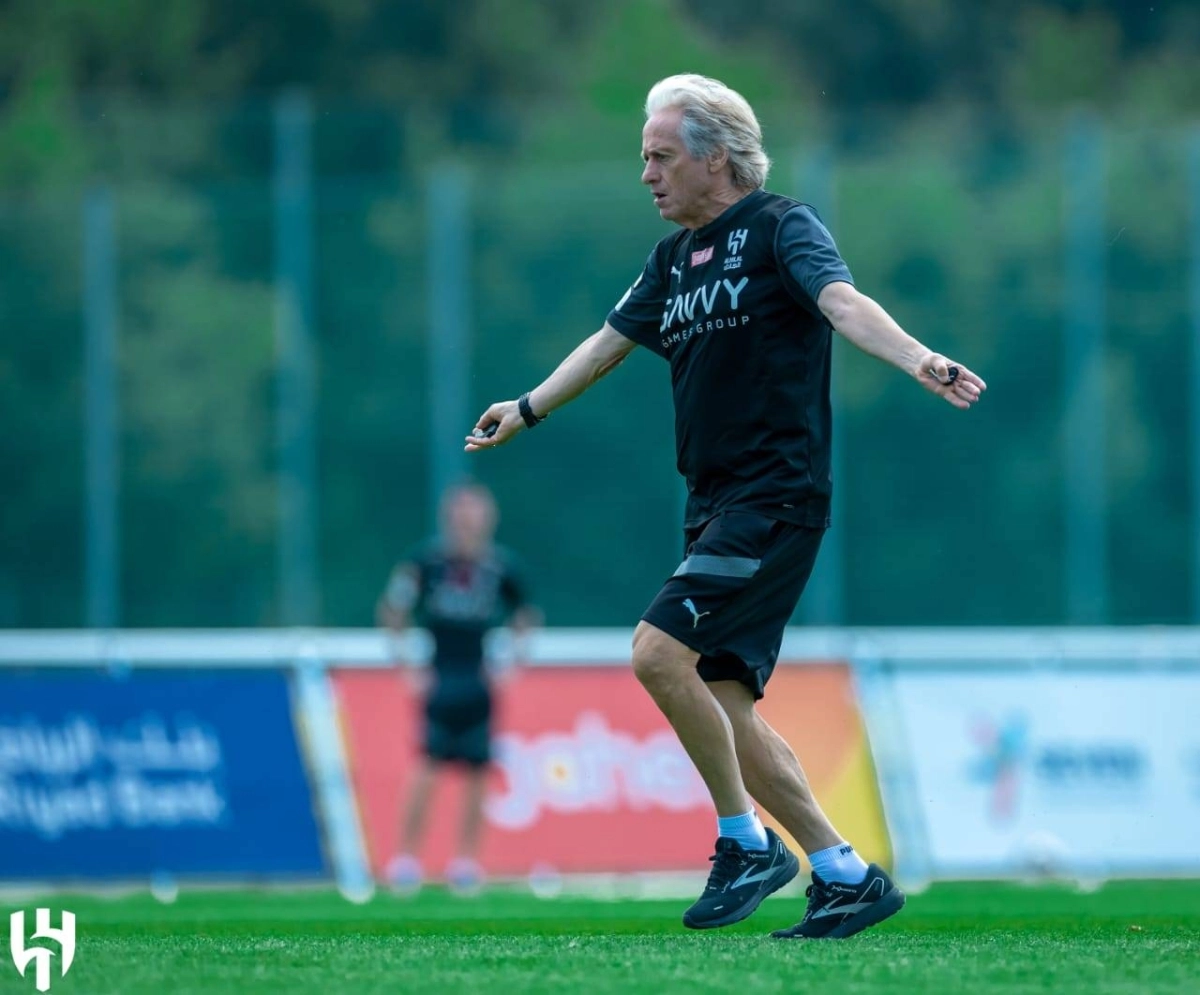 جيسوس في معسكر الهلال