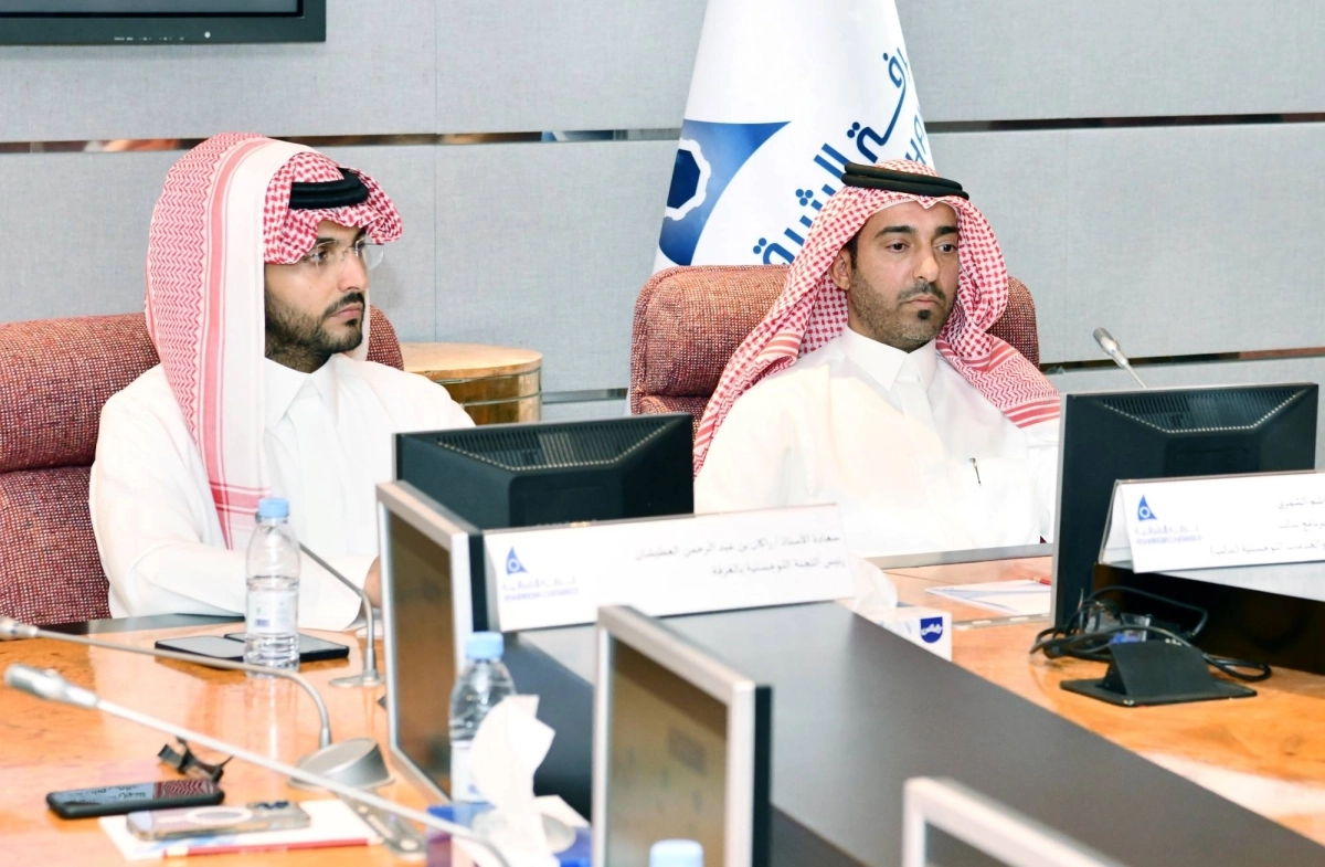 الشمري يتحدث والى جانبة العطيشان رئيس اللجنة اللوجستية