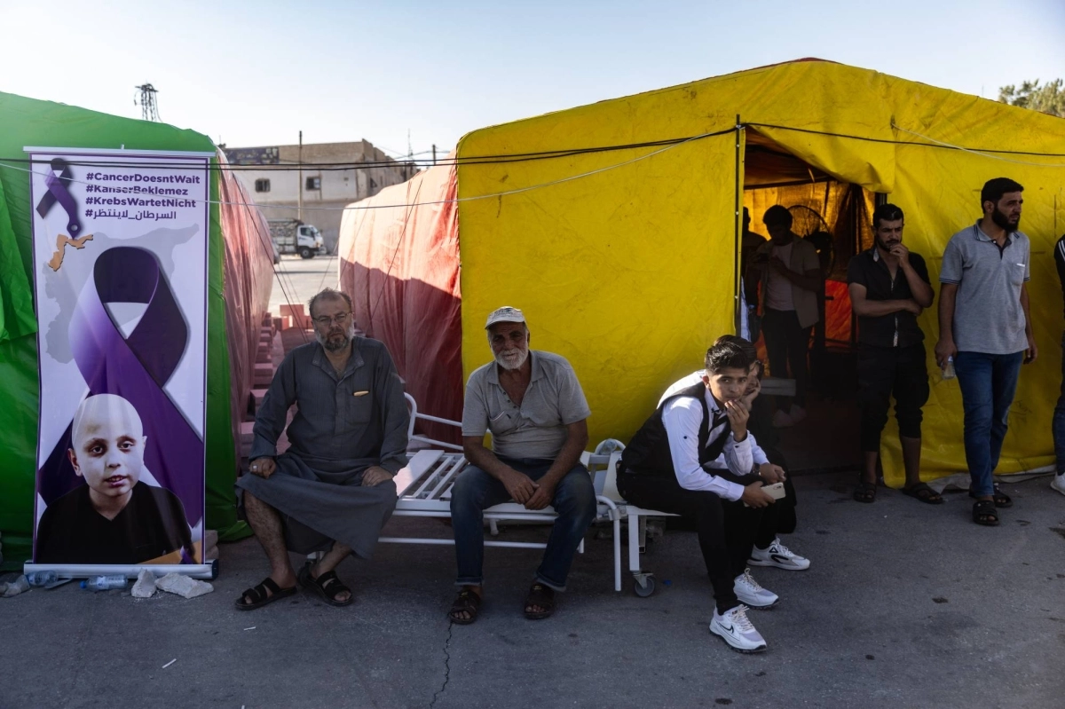 مرضى سوريون يحتجون على حدود تركيا (د ب أ)