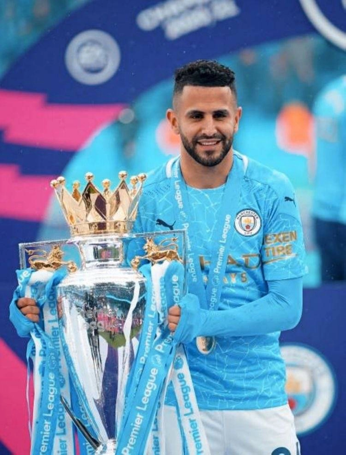 

رياض محرز يحتفل بكأس الدوري الإنجليزي