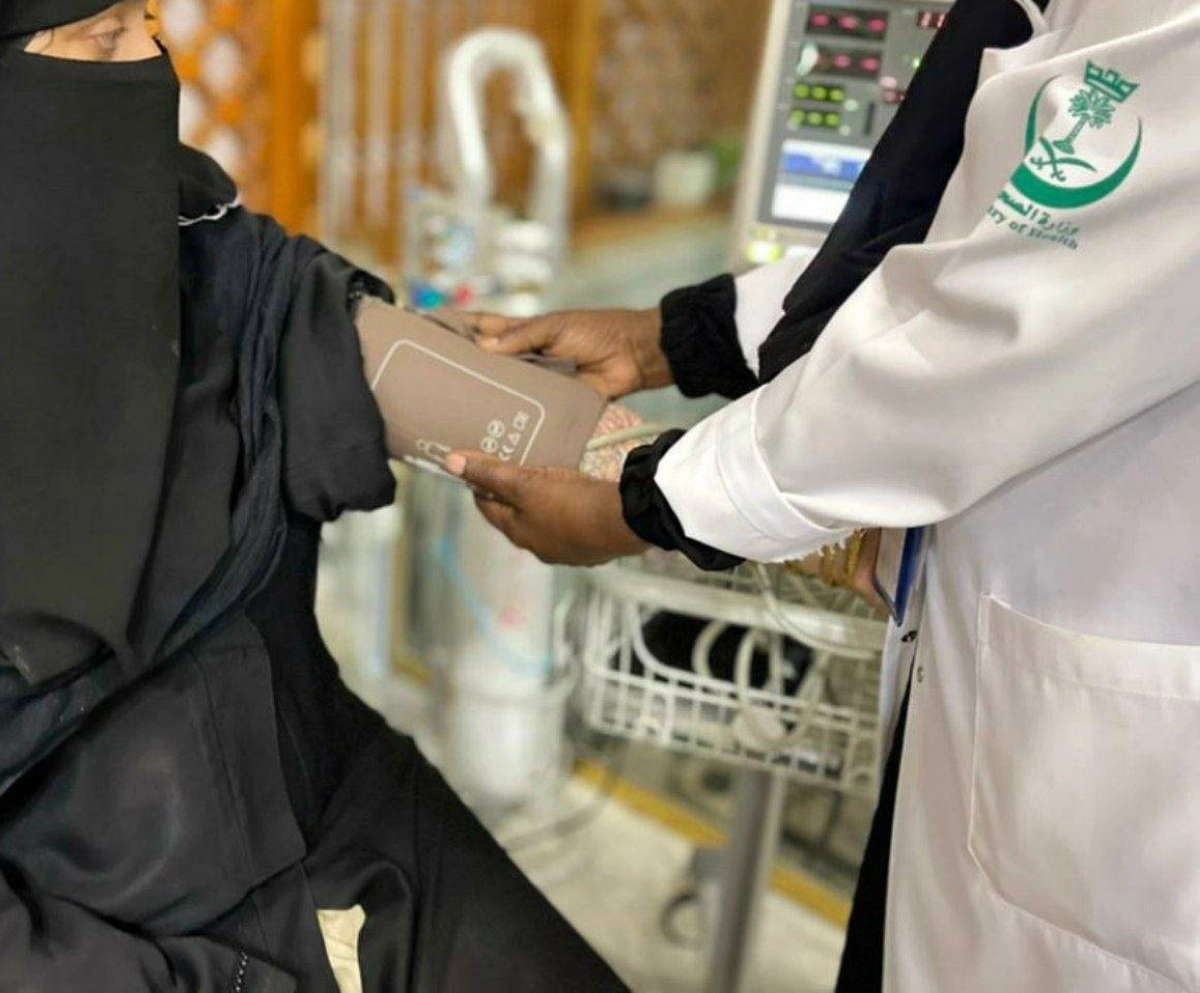 قياس ضغط إحدى الزائرات في النقطة الصحية (مكة)