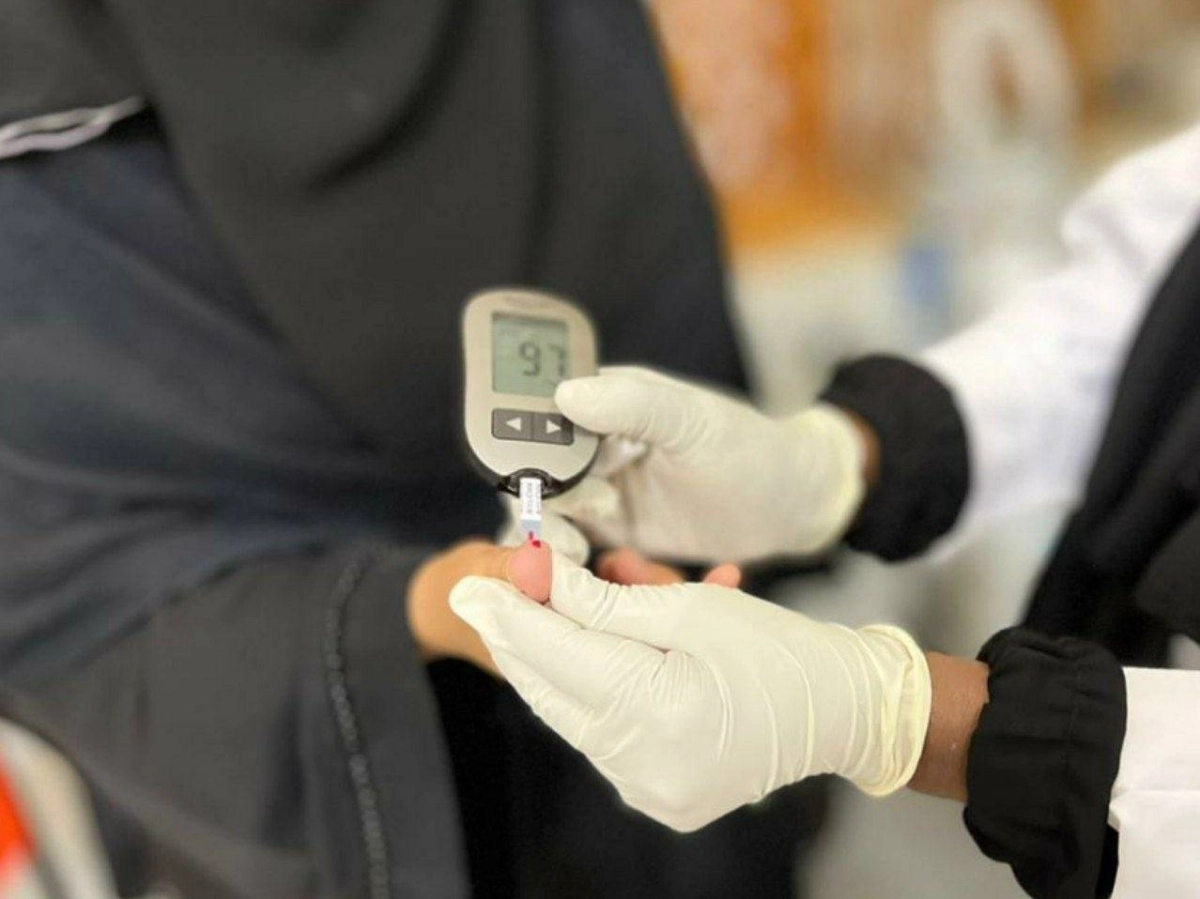 قياس نسبة السكري لإحدى الزائرات (مكة)