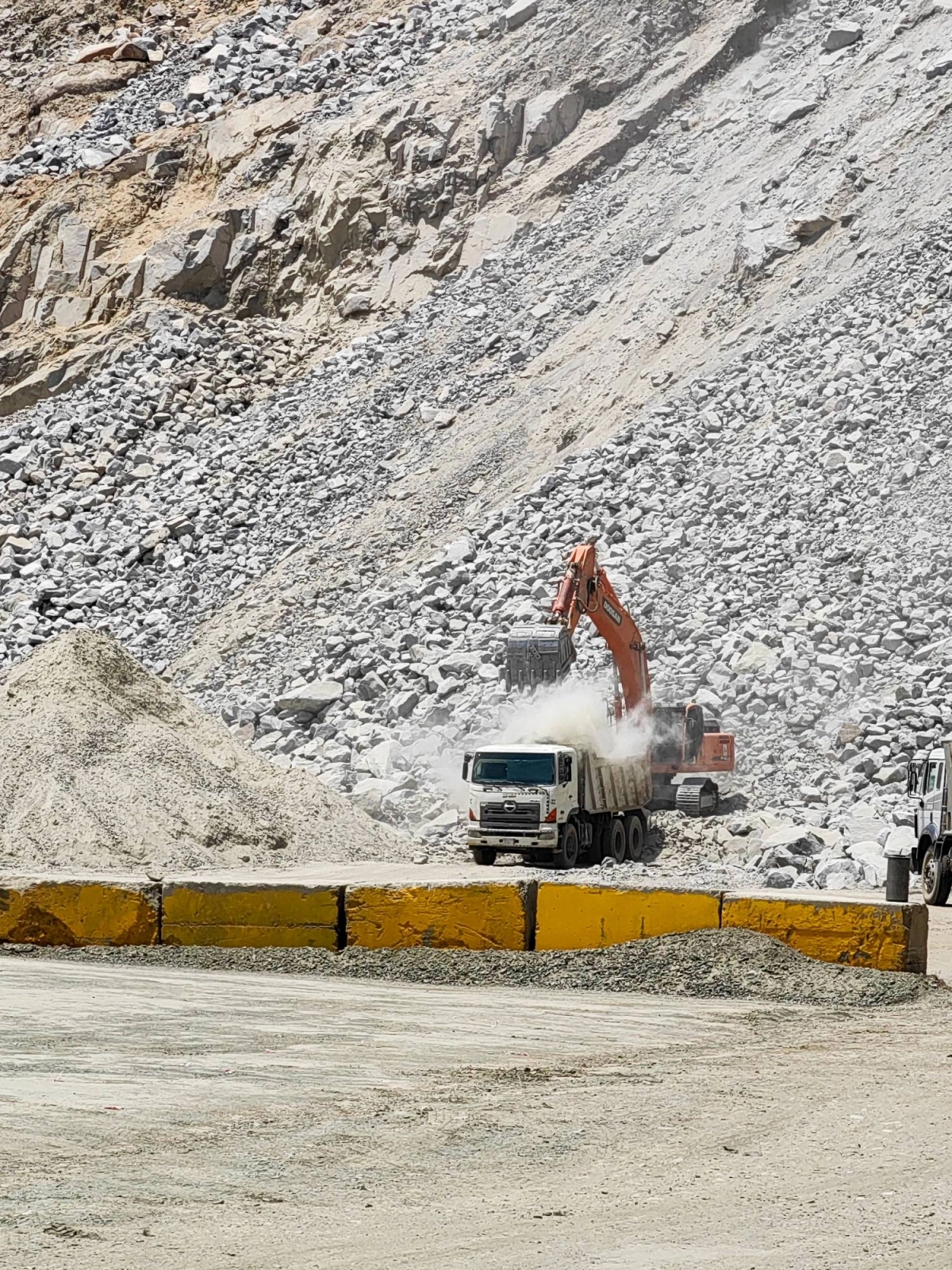 إنجاز كبير يشهده مشروع الطريق الدائري الثالث، تقاطع طريق الأمير متعب مع الأمير سلطان بالعاصمة المقدسة، بإنجاز 95% من المشروع الذي سيربط الدائري الثالث بالعزيزية وشارع الحج، ليسهم في انسيابية الحركة المرورية. (أنس الحارثي)