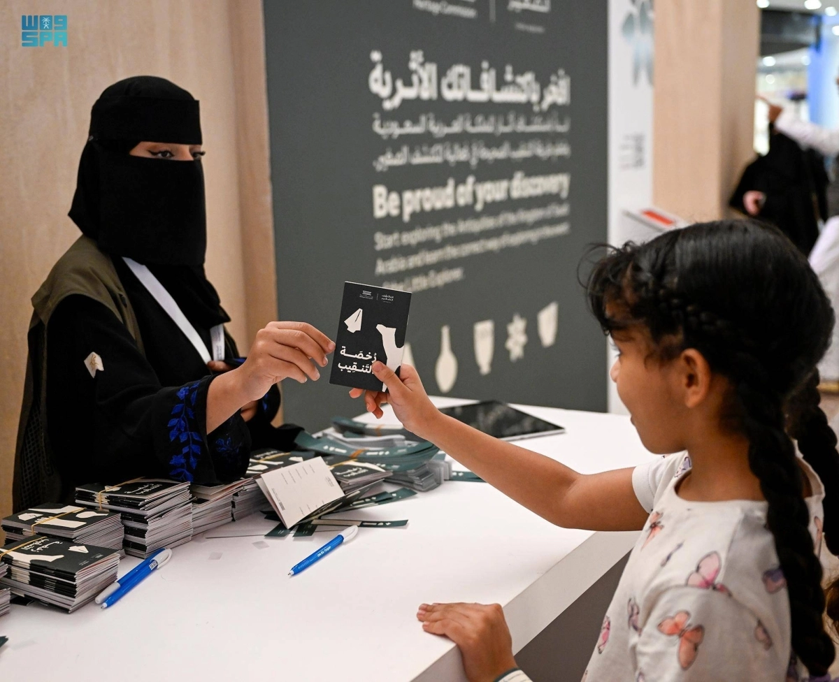 

أطفال يكتشفون آثار وطنهم                                                (مكة)