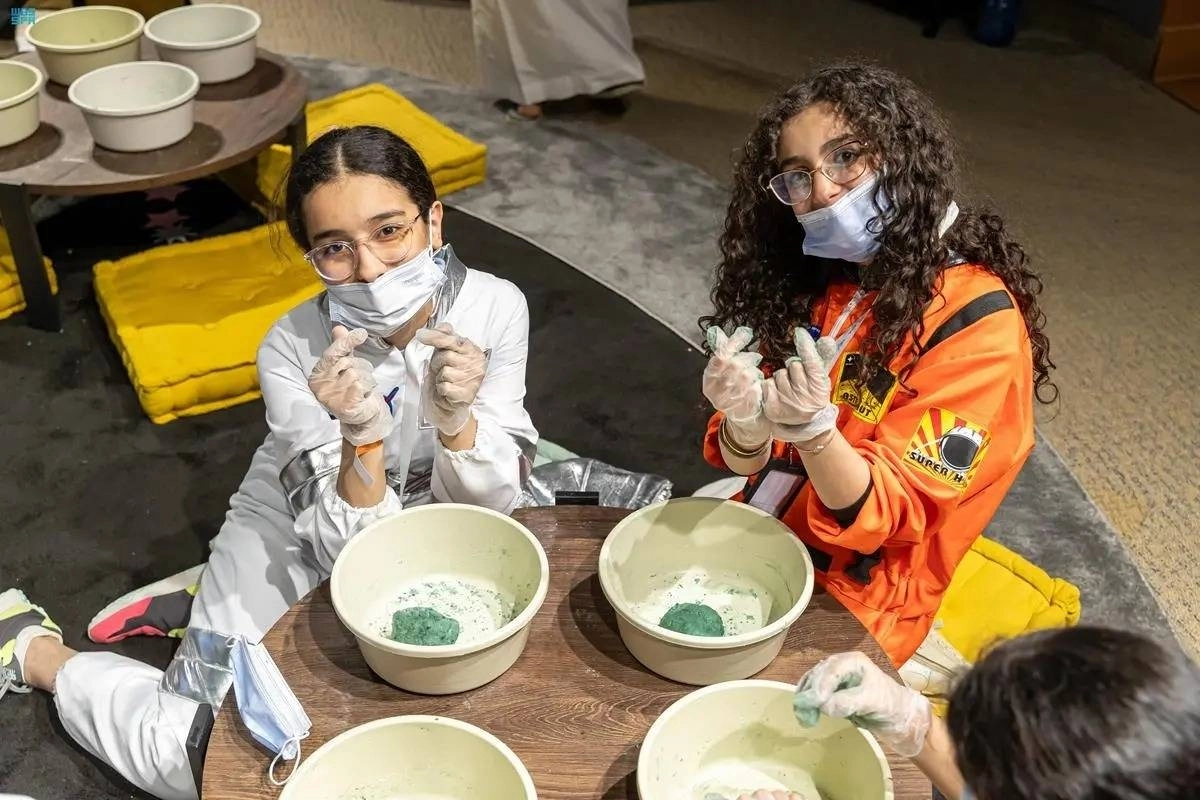 التجارب التفاعلية تثير فضول الأطفال (مكة)